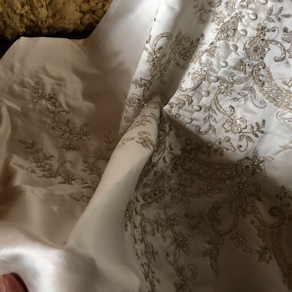 Casablanca 1994 Wedding Dress - pre-owned - Picture 9 of 17